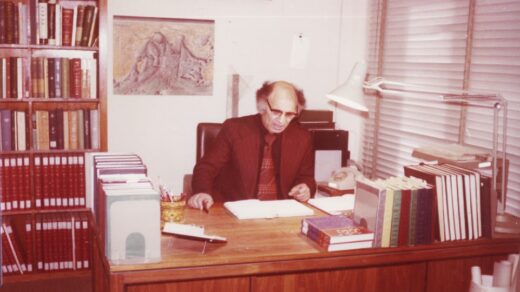 استاد جلیل ضیاءپور، پدر نقاشی مدرن ایران، پشت میز کار در حال مطالعه و نوشتن در دهه ۵۰ شمسی